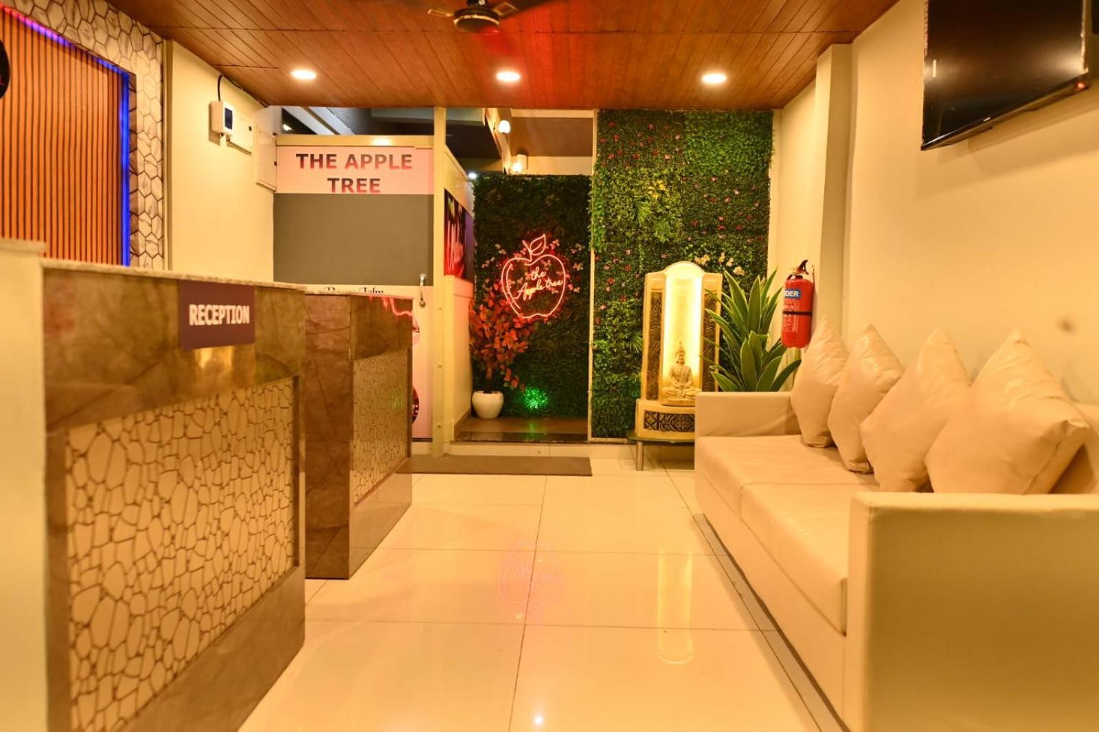 The Apple Tree Hotel Индаур Экстерьер фото